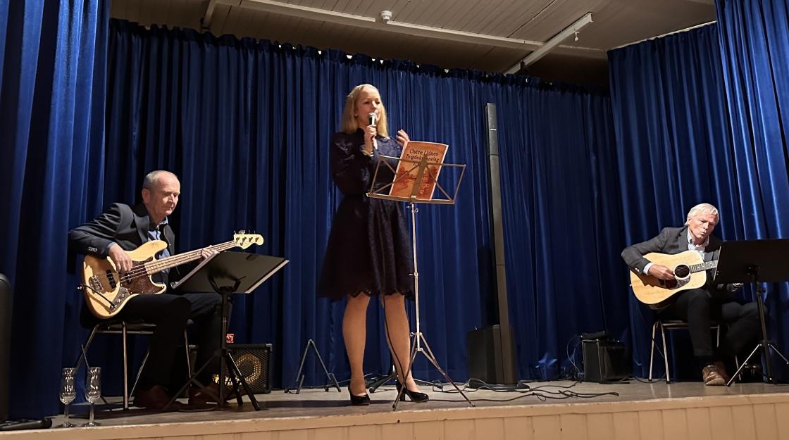 Ann Helen med musikere