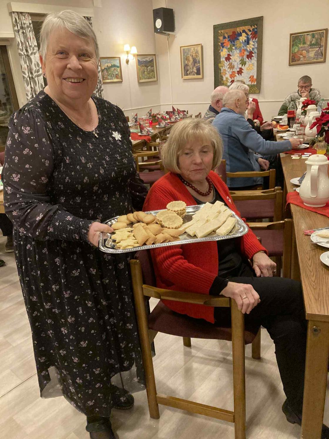 Randi Svebakk Johansen byr på kaker