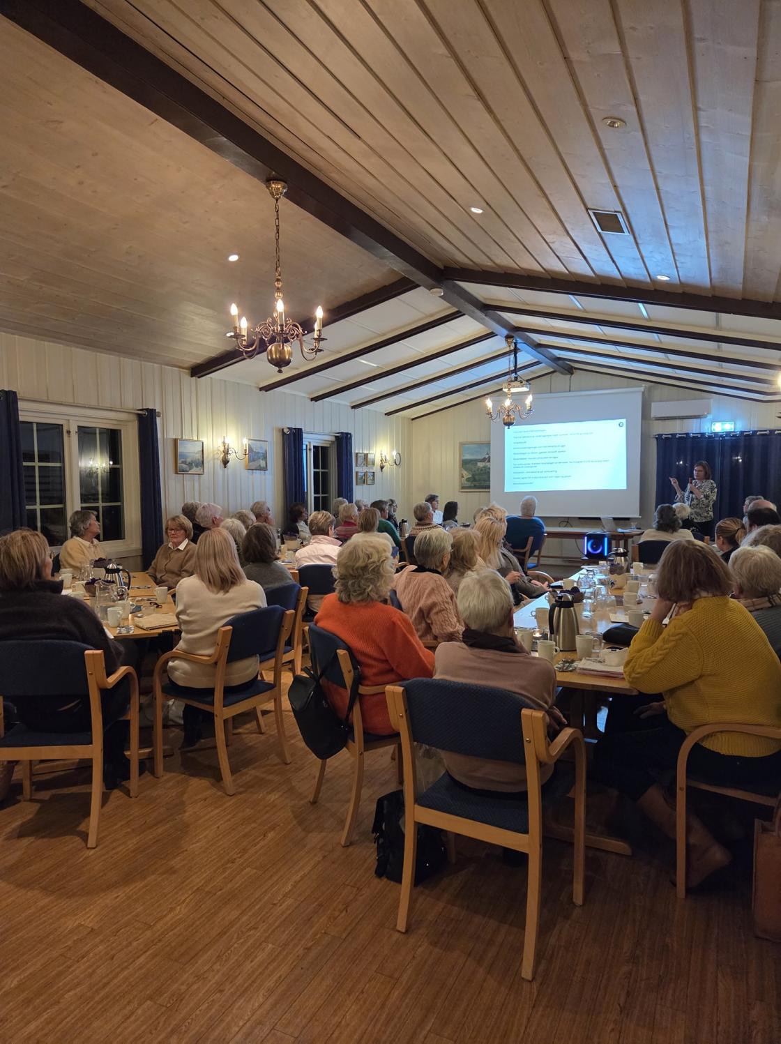 Nesten 60 damer ( og 2 menn) hadde satt av tid denne mandagskvelden.