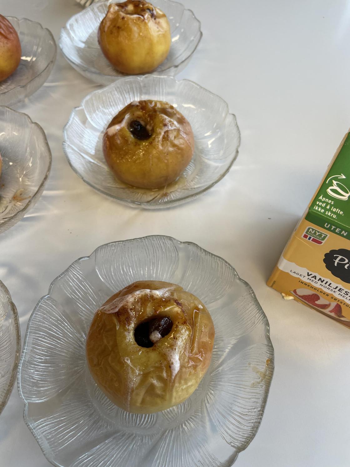 Bakte epler til dessert.