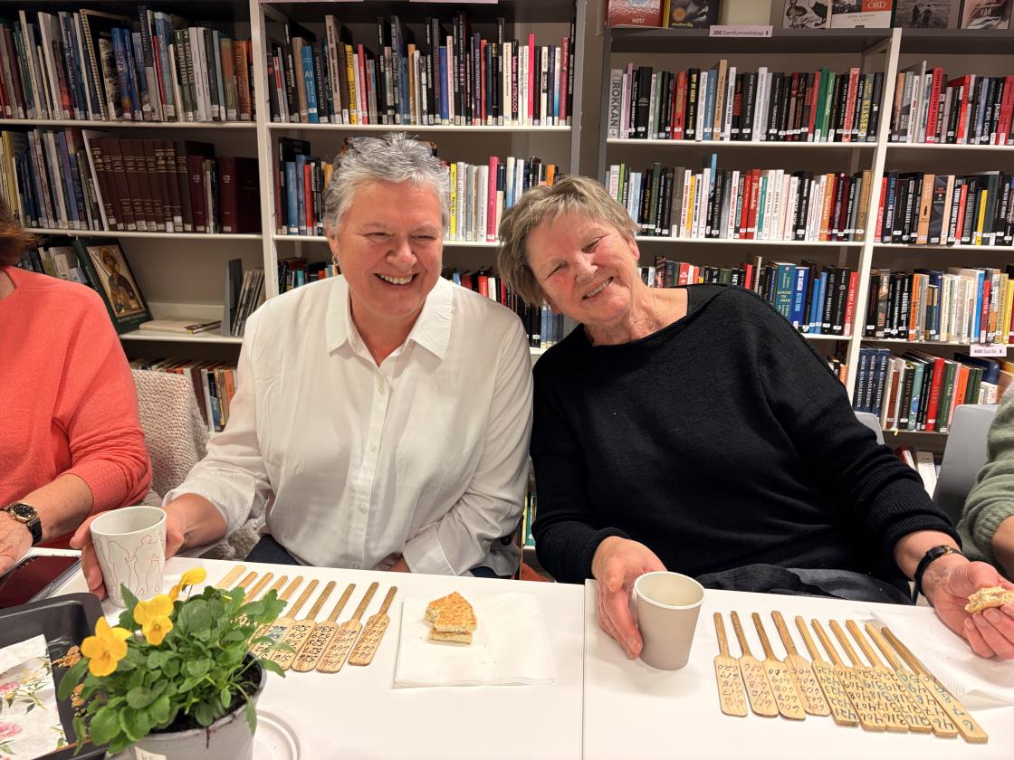 To blide bygdekvinner! - Mette Marie og Hanne.