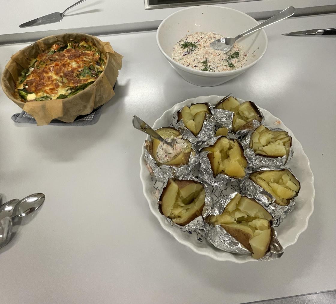Bakte poteter med Skagenrøre.
