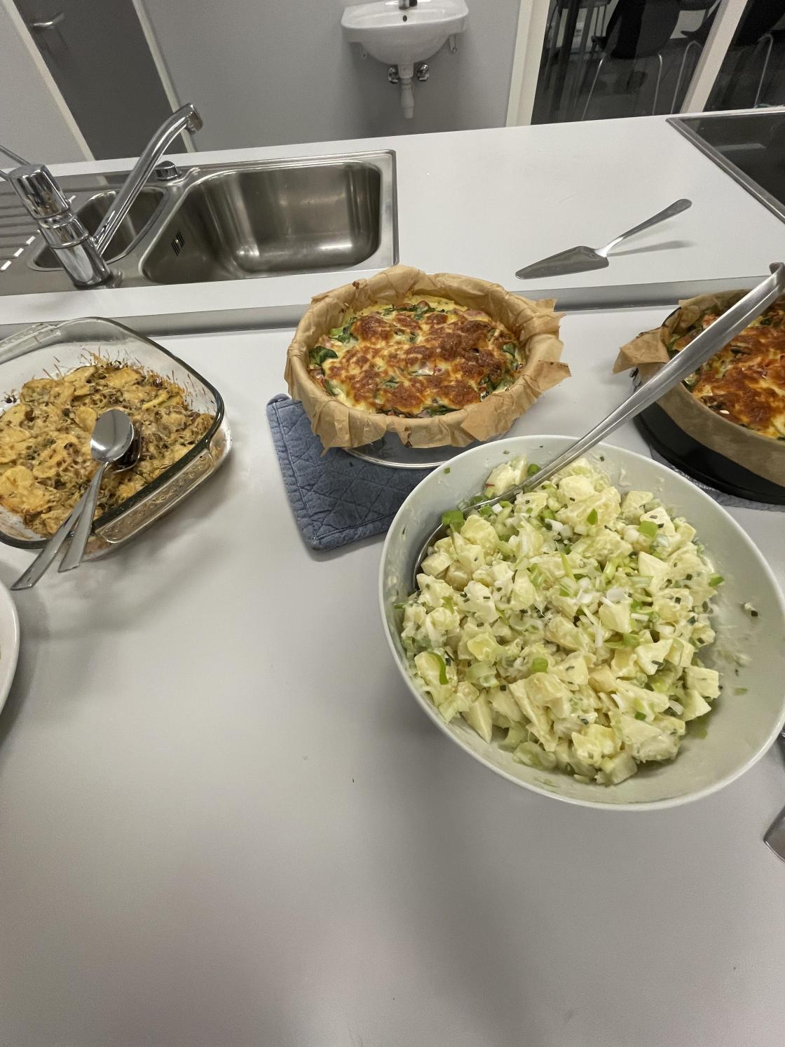 Middagspai og potetsalat.