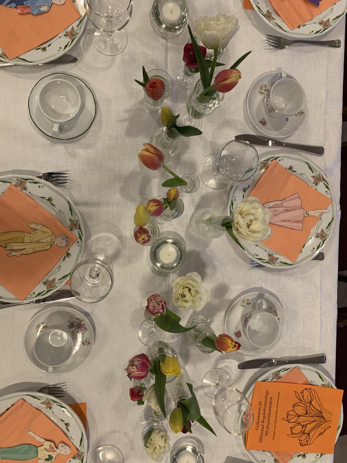 Papirdokker og tulipaner