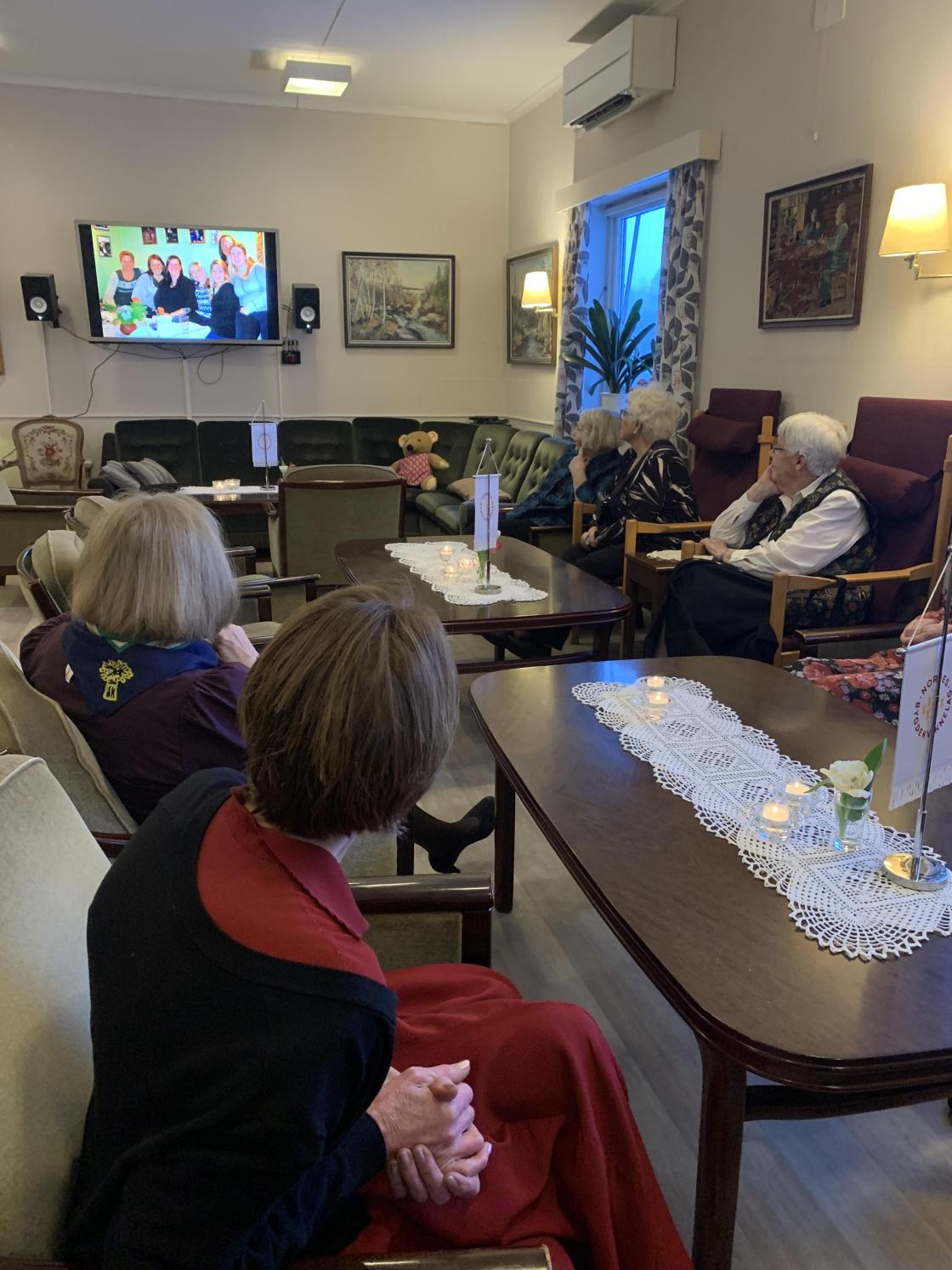 Billedkavalkade over de siste 90 år snurret både før vi satte oss til bords og under desserten