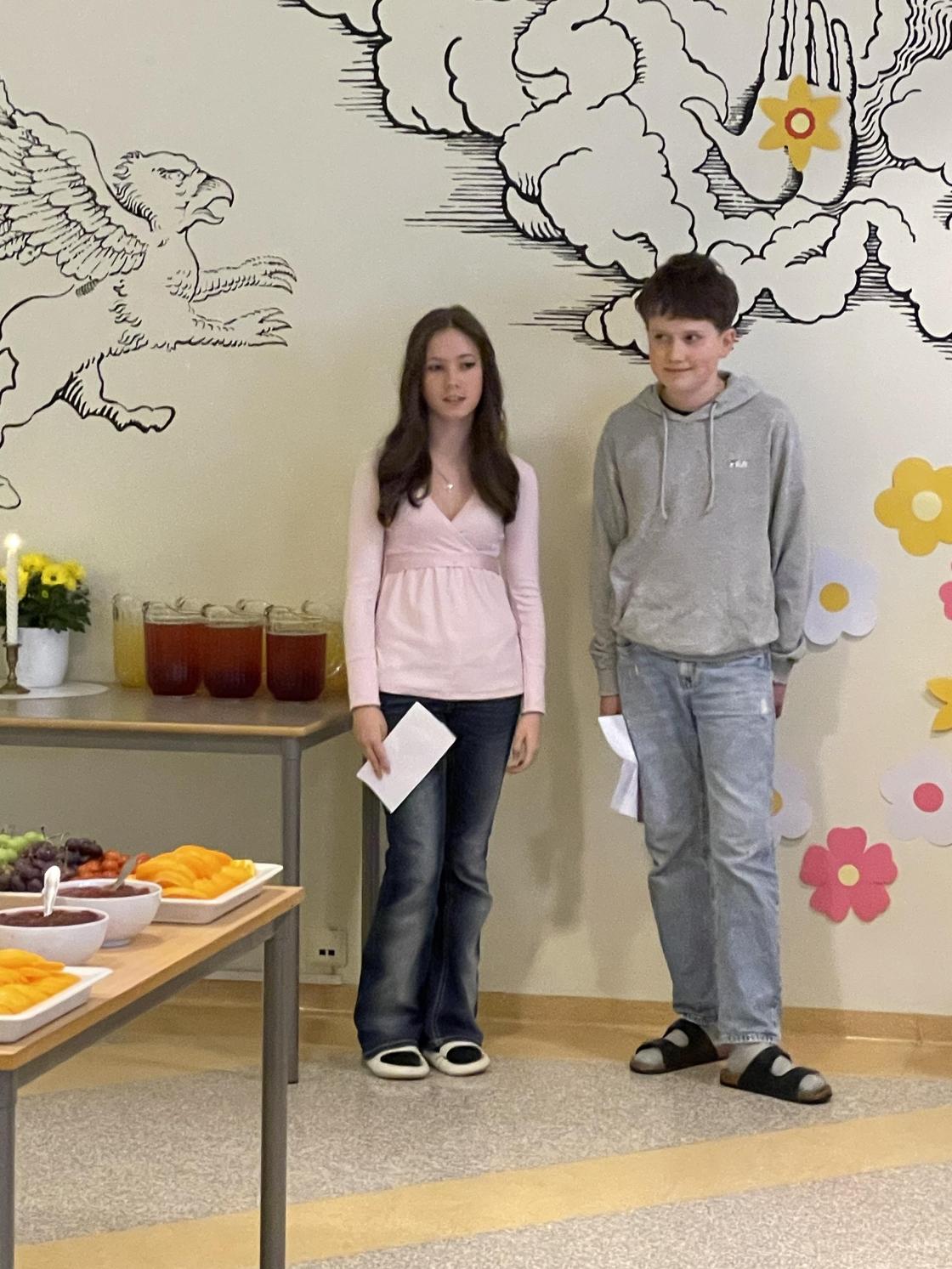 Elevrådsleiarane, Sondre og Otilie takka for mykje godt utstyr.