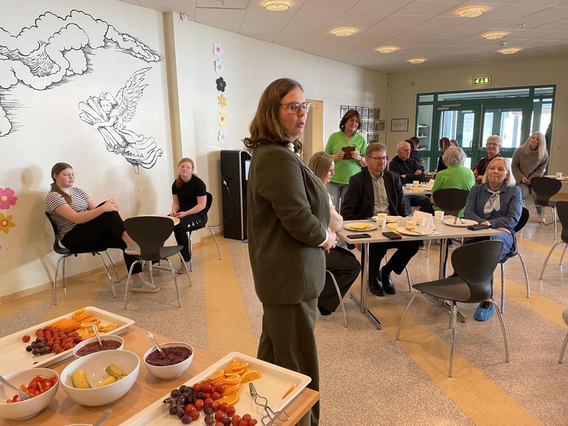 Ordførar Terese Jemtegård takka for gåva.