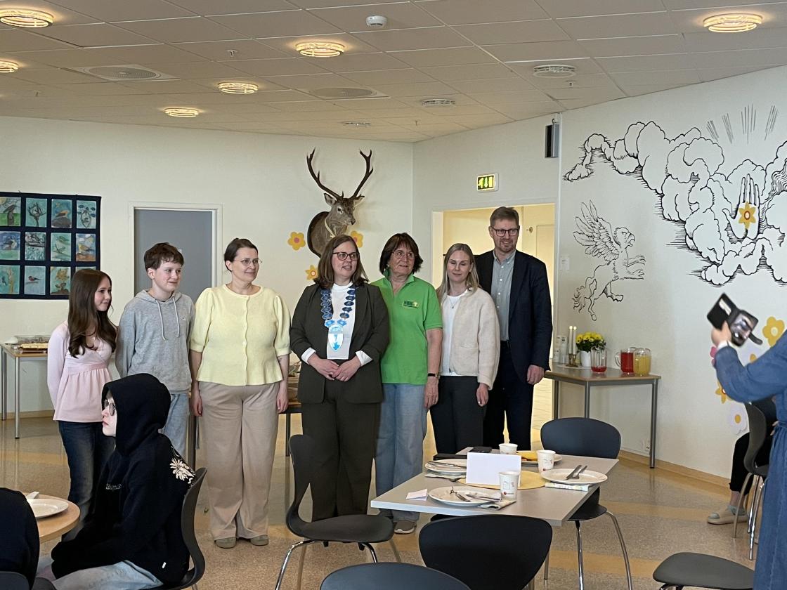 Leiarane for elevrådet, Sondre og Otilie, lærar Anita og inviterte gjestar.