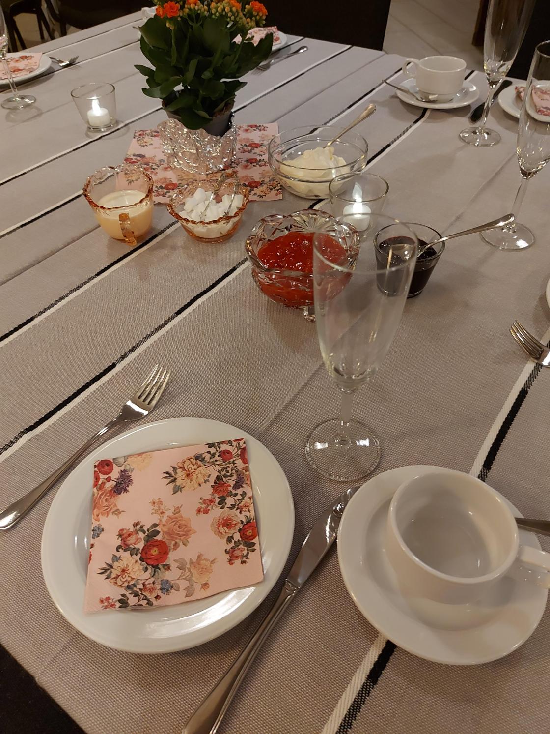 Bordet er dekket. Foto: AK