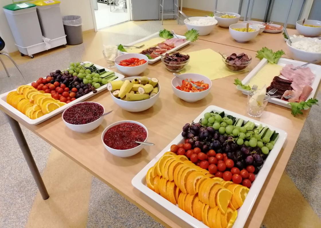9. klasse hadde laga skikkeleg lunchbuffet.