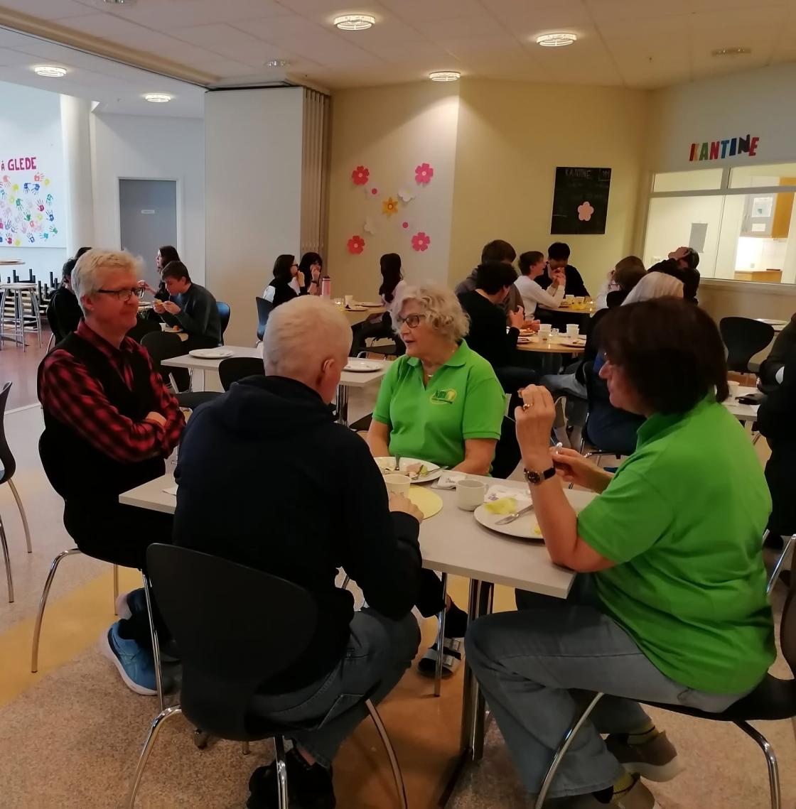 Alle kosa seg rundt borda.