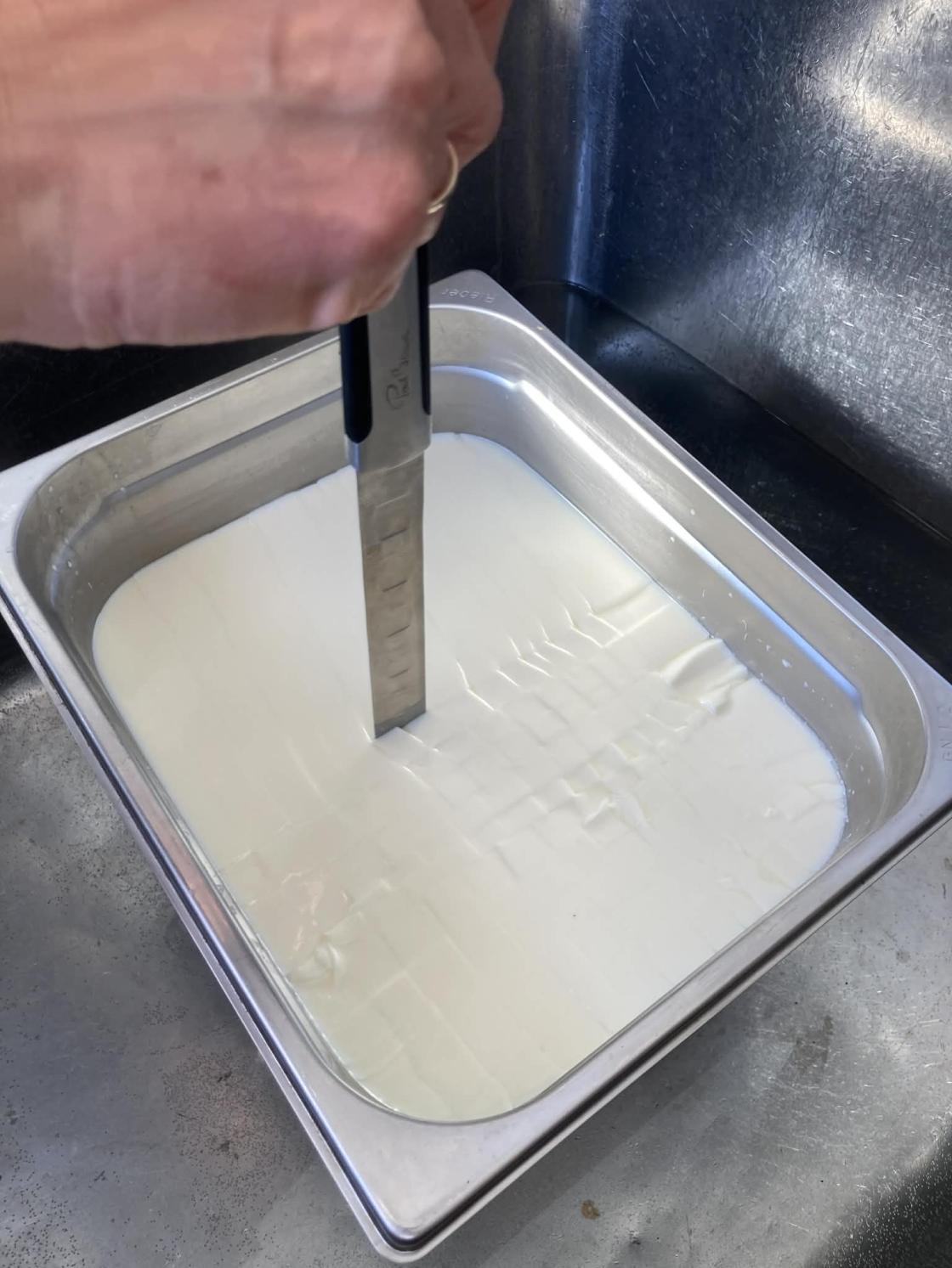 stivnet melk blir skåret i terninger