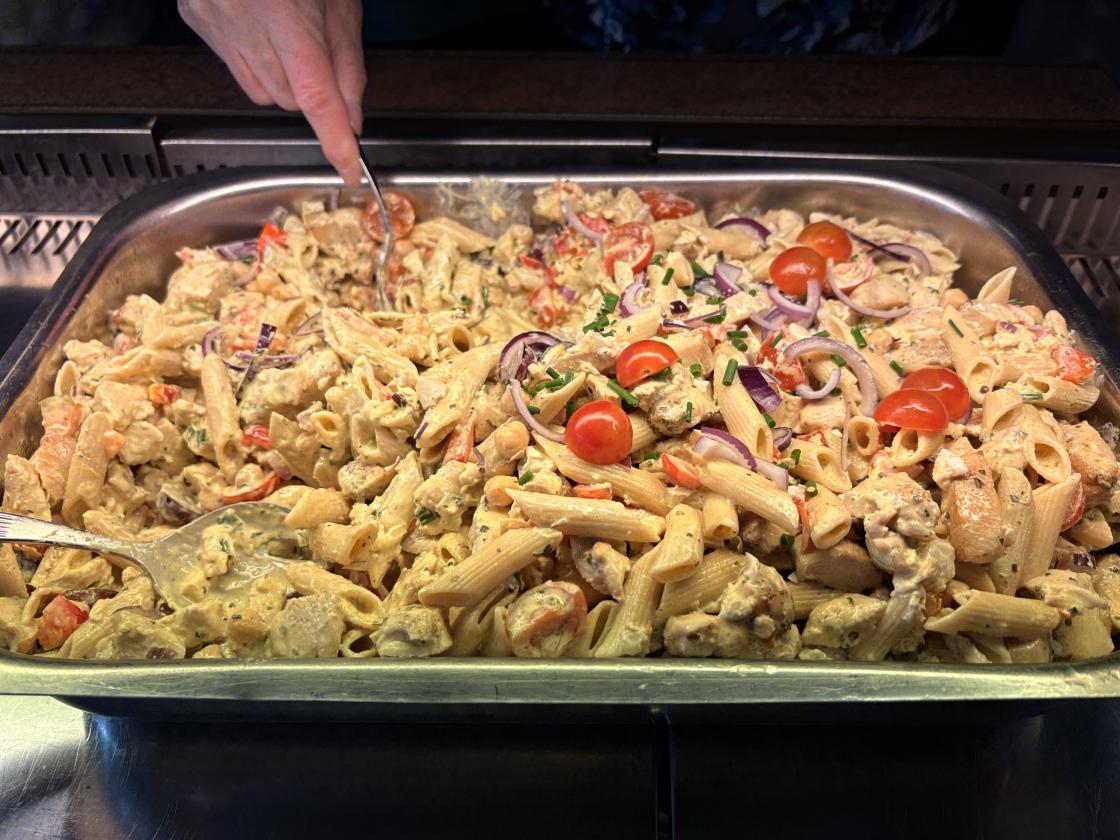 Servering av nydeleg pastasalat på Muritunet.