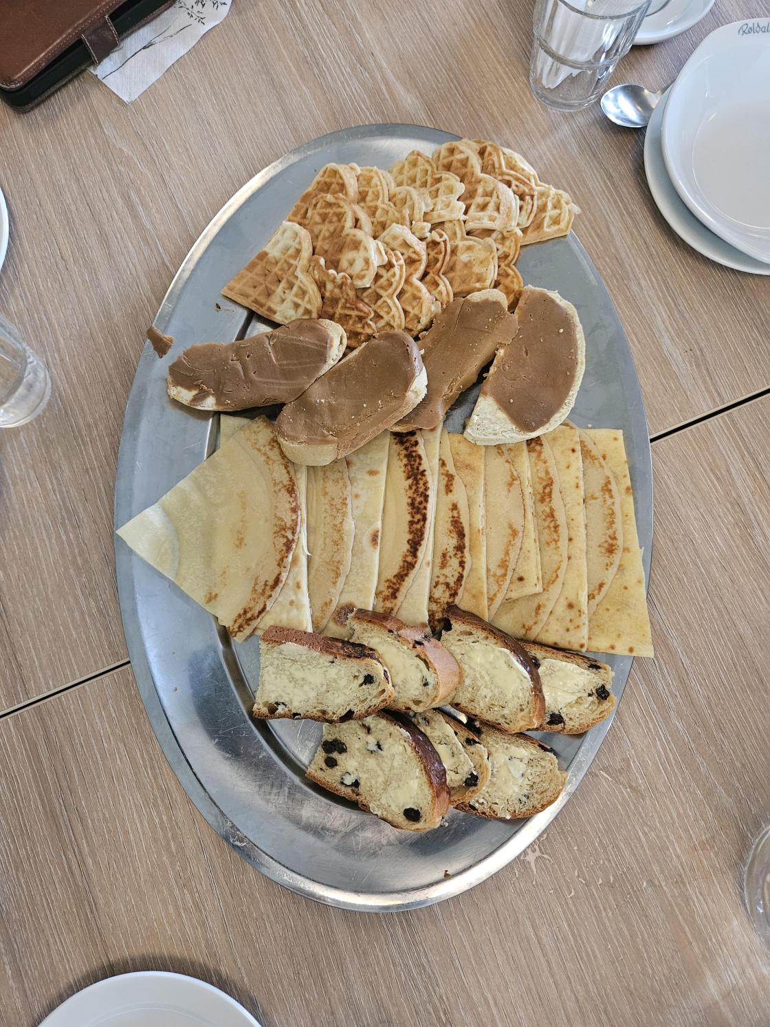 fat med lefser, vaflar, kludder og julebrød