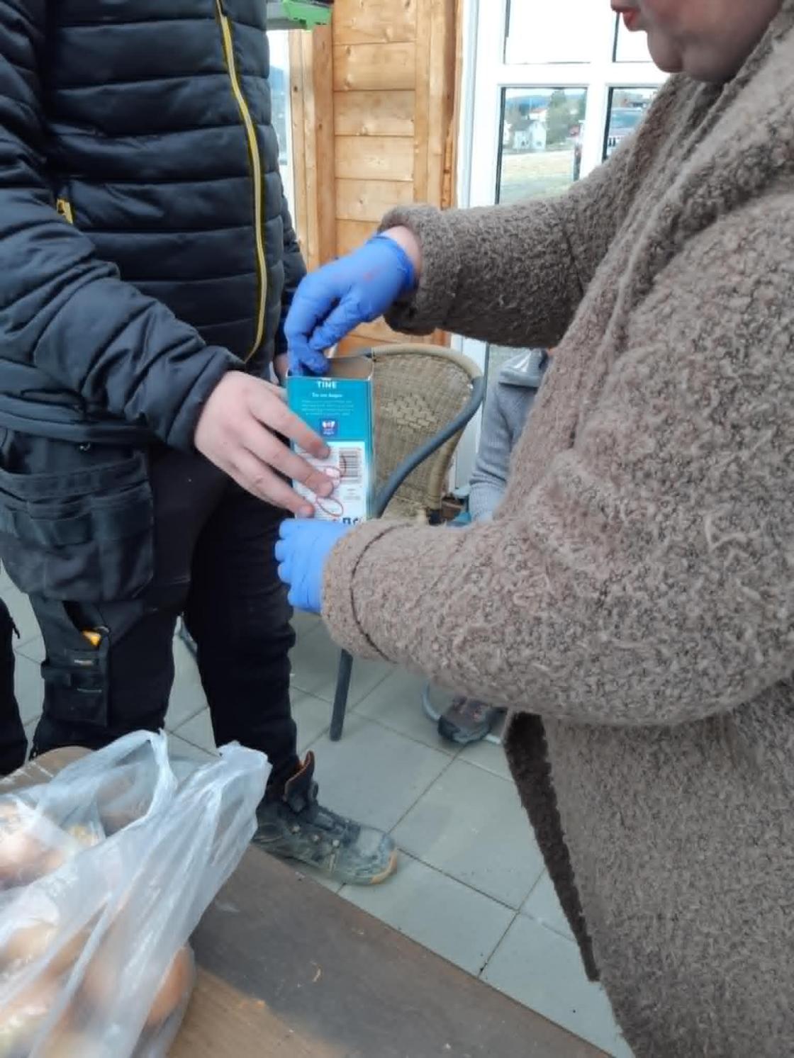 To personer sår i melkekartong