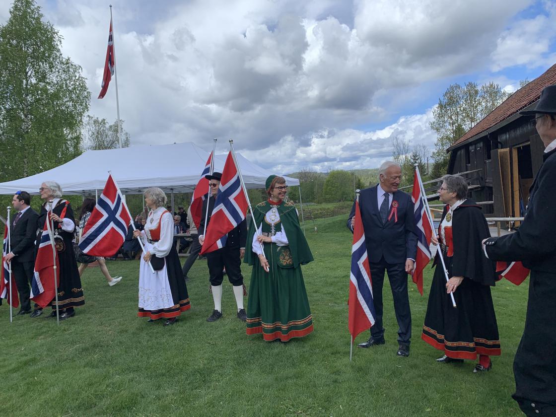 Flaggborgen oppmarsjert for å høre Holmestrand Janitsjar