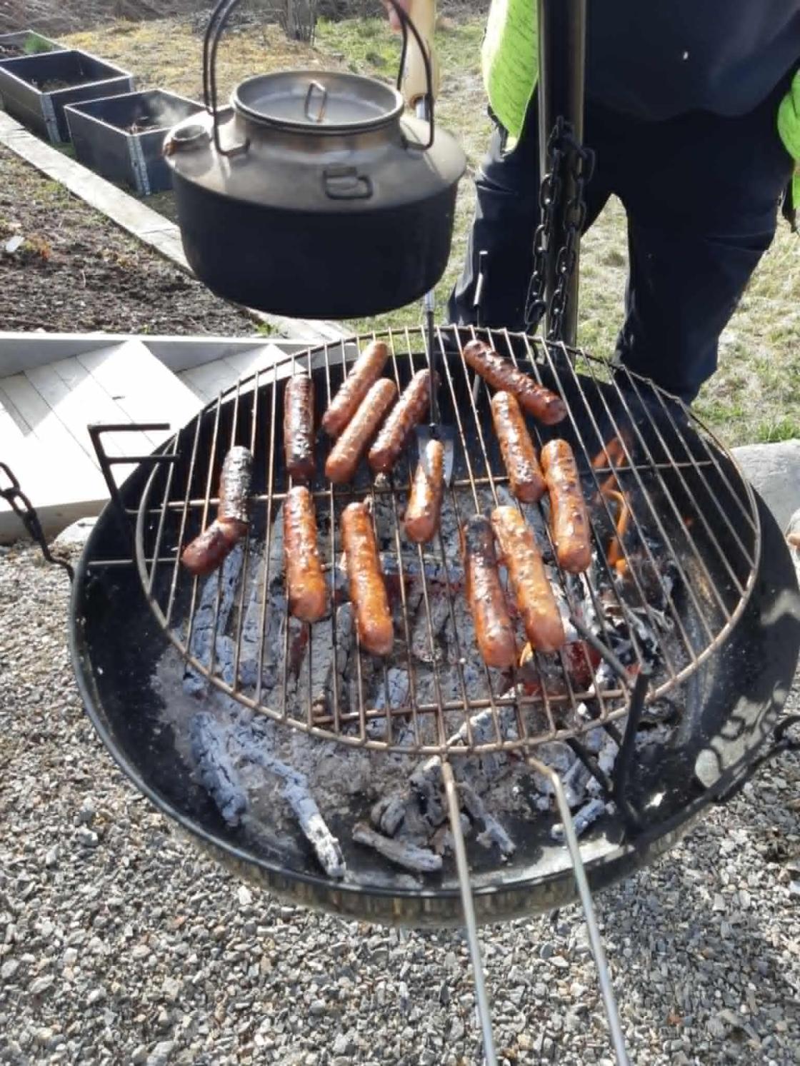 Pølser på utegrill