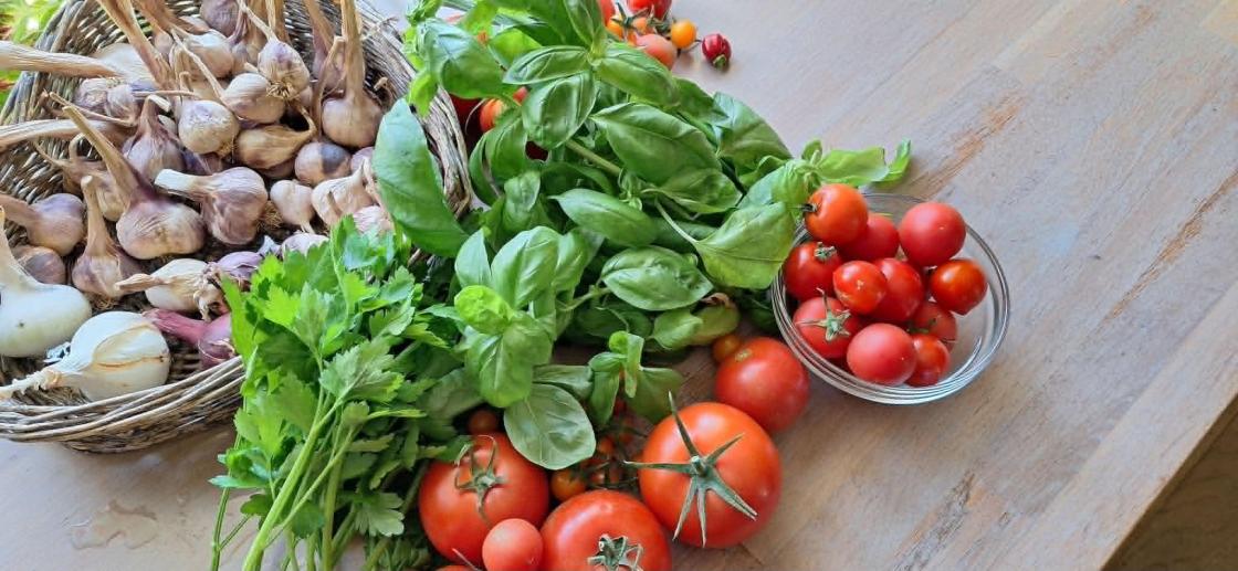Grønnsaker fra egen dyrking ligger på et bord