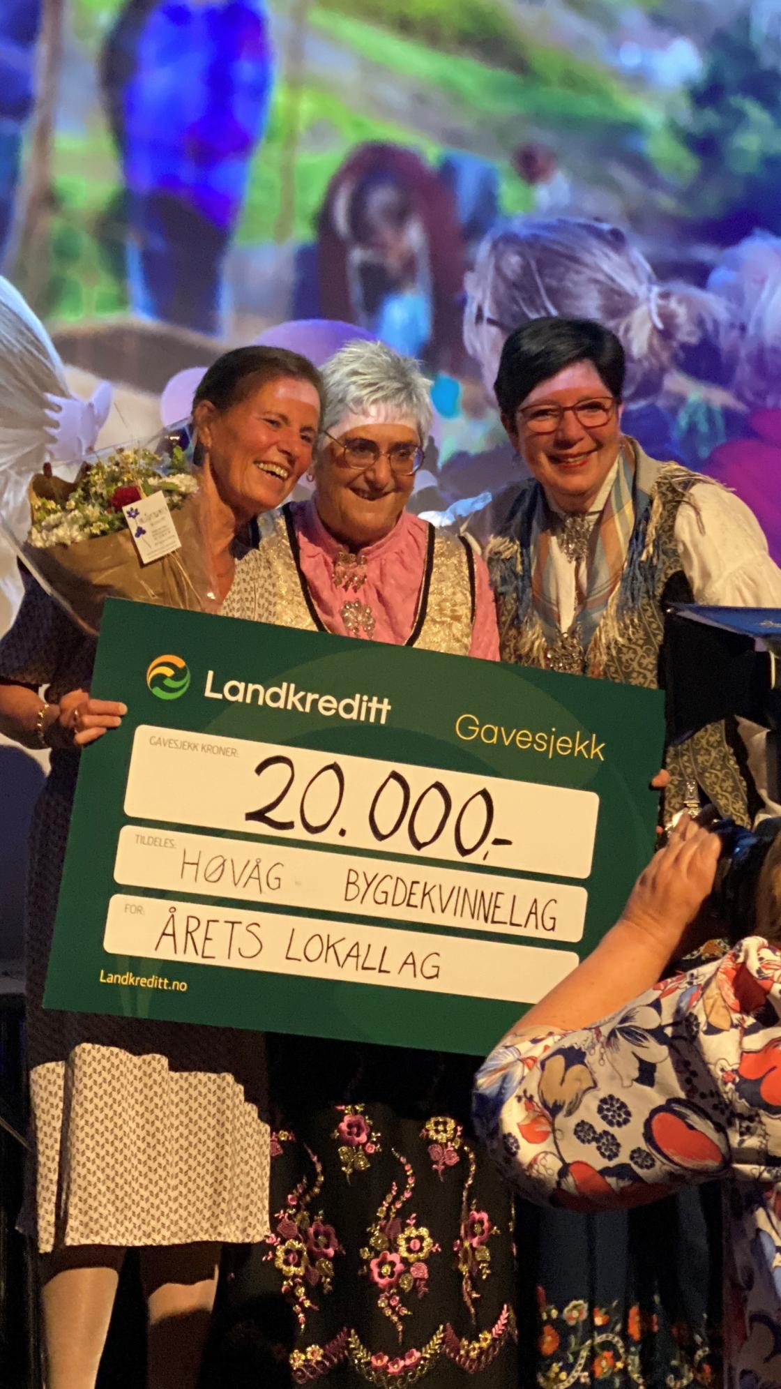 Christine Sandland mottar prisen årets lokallag av Monika Frisvold Vågan, nestleder, og Anne Irene Myhr, leder i Norges Bygdekvinnelag. Foto: Oda Berger-Nordshus.