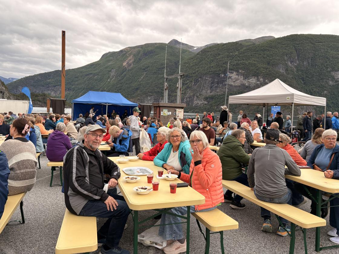 Fullt rundt alle bord, folk kosa seg i lag.