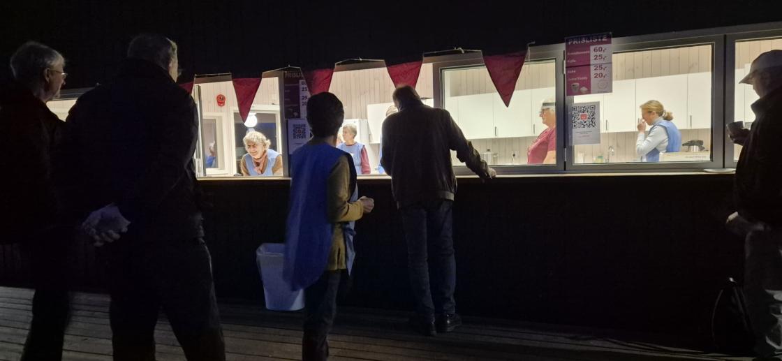 Kiosken utenfra i mørket