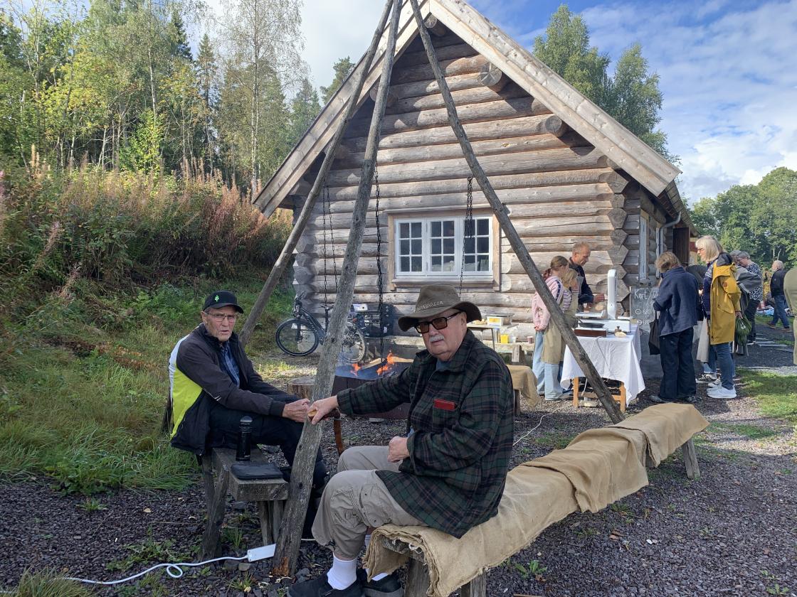Ved den store bålpanna hadde karene, Jan Kalager og Thorvald Thorin, slått seg ned.