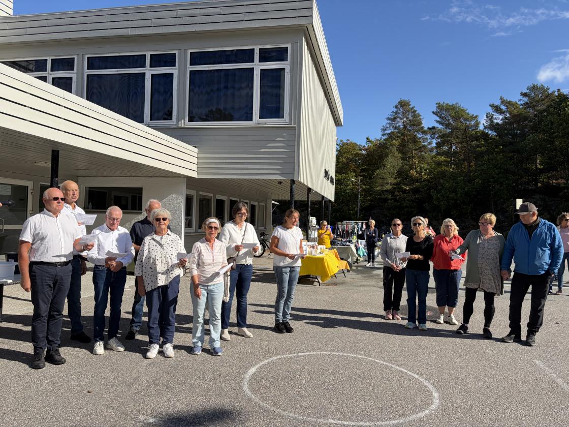 På Tvers synger kongesangen