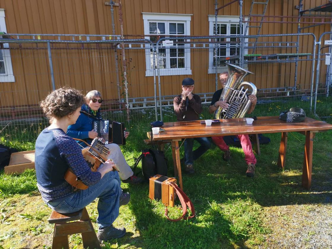 musikkinnslag på tunet