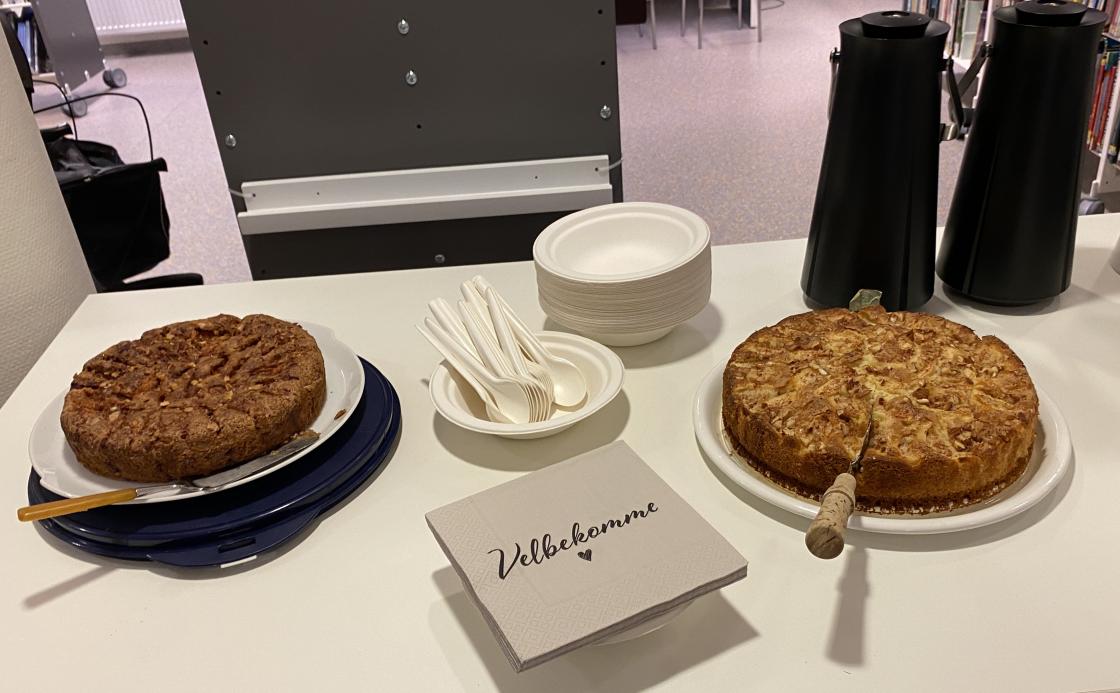 Magnhild og May stilte med nydelege eplekaker.