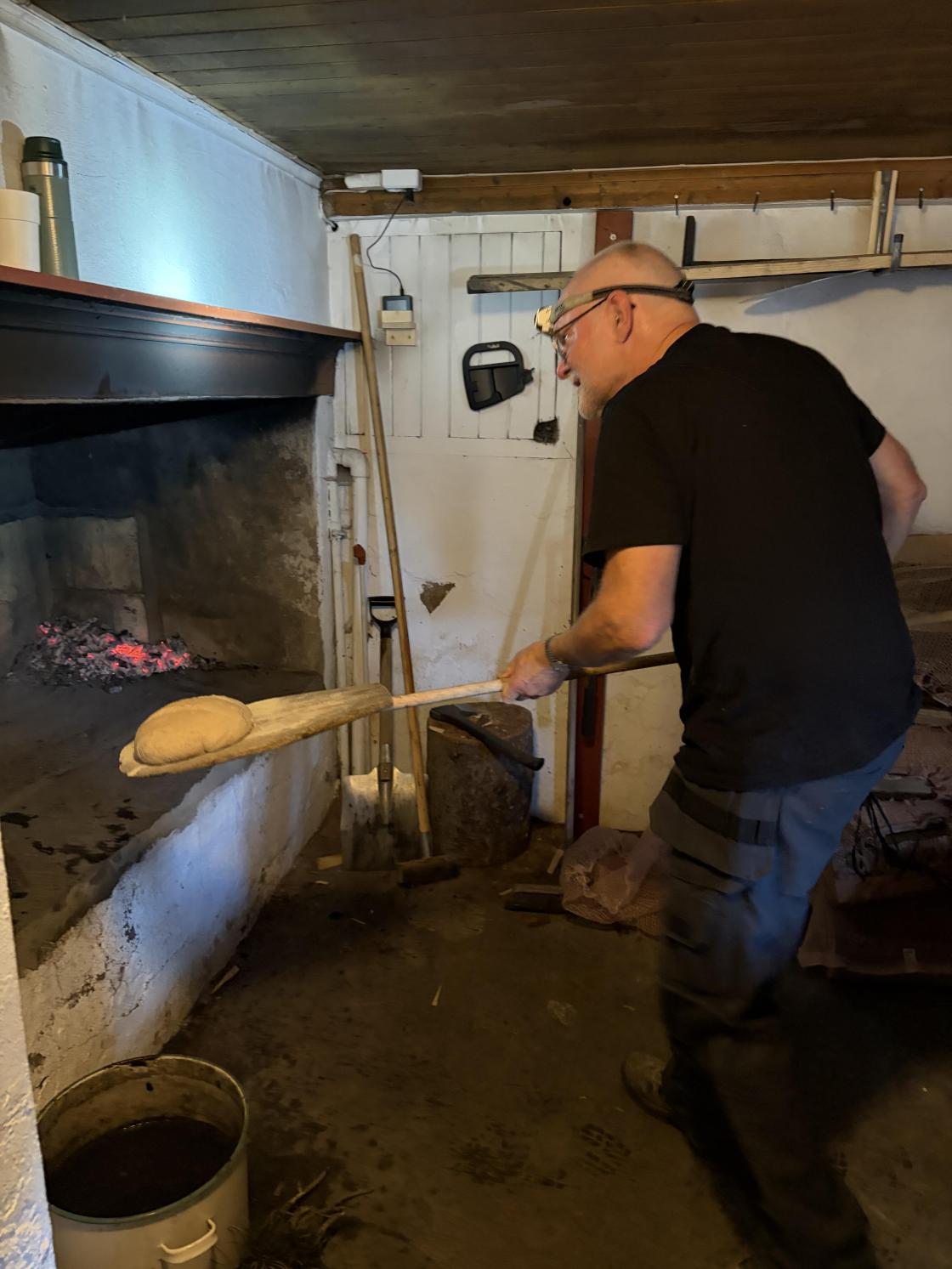 Pål mater ovnen med brød