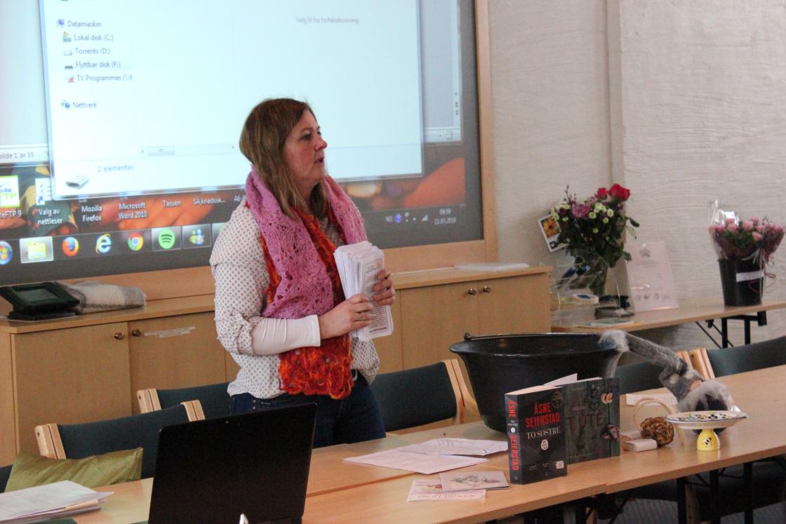 Ane Grøndahl fra Østre Udnes forteller om lagets arbeid. Foto: Christine Eriksrud