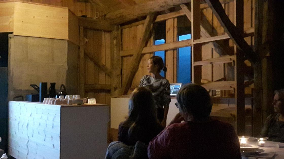 Foto: Cmf. Jorid Eide Lekve forteller om bakeriet og det dei held på med