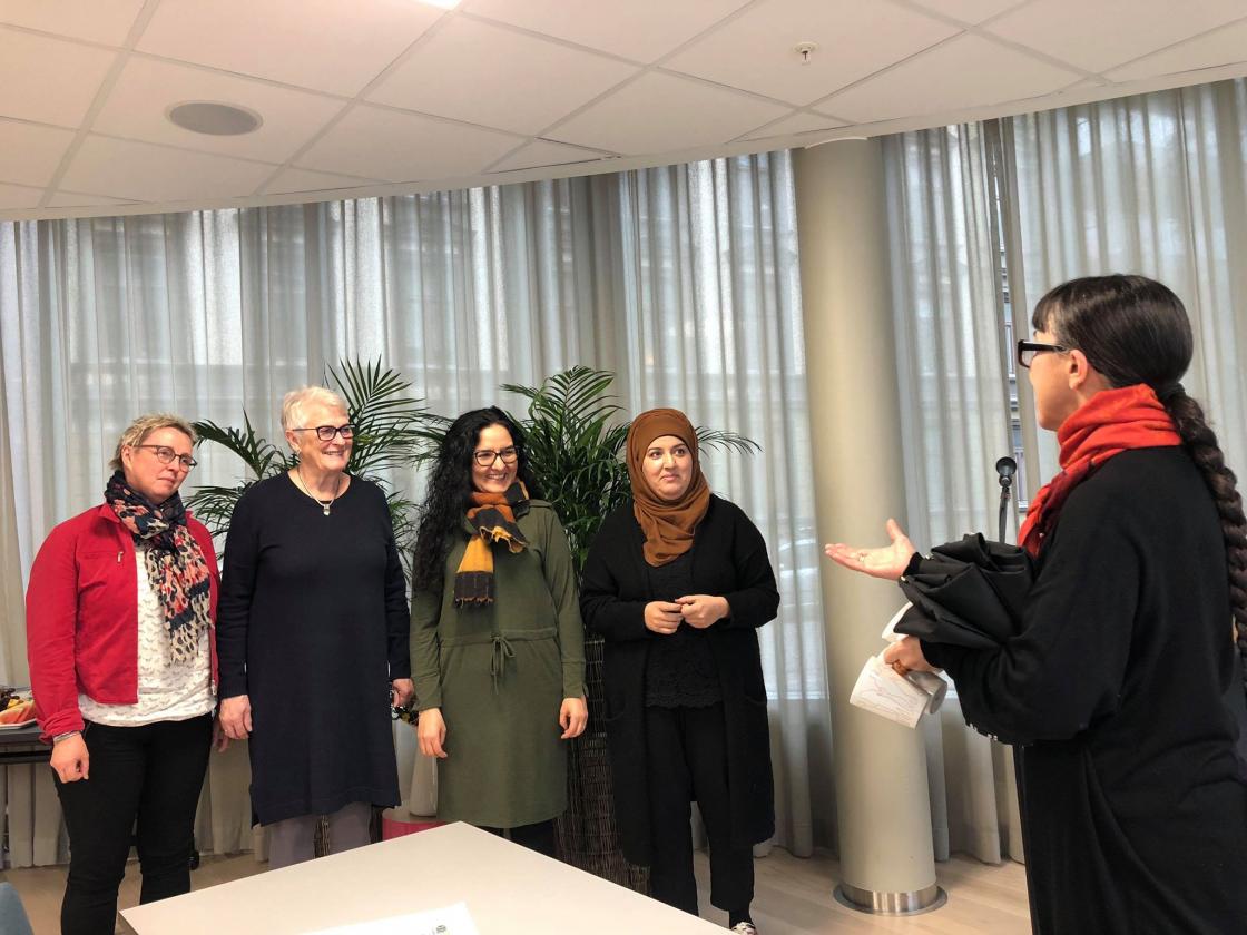 Inger Amb, Vera Tinnes Solaas, Farzaneh Aghalo og Anbreena Khan får gode ord av vert Sosan Asgari Mollestad. Foto: Ellen Krageberg.