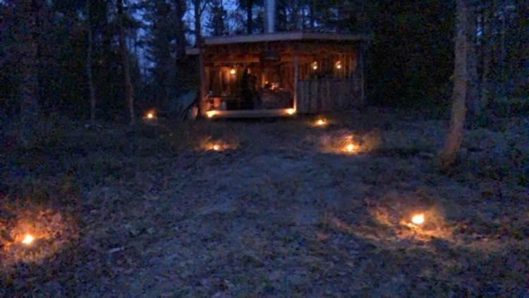 Faklene er tent for Måneskinnstur Foto: Vassås Bygdekvinnelag