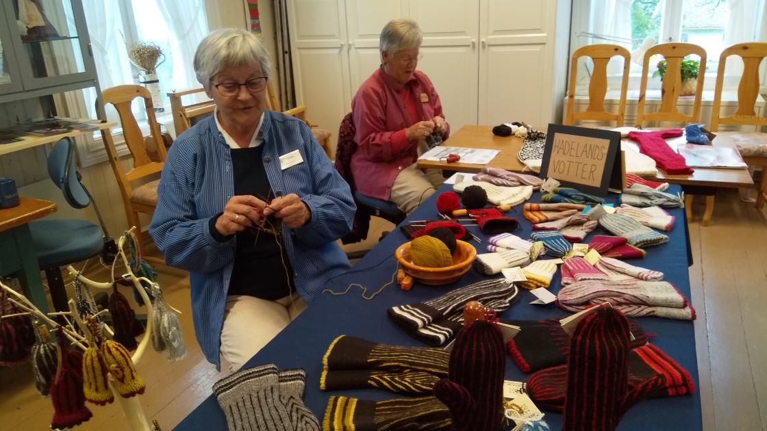 Hadeland Husflidslag strikker votter