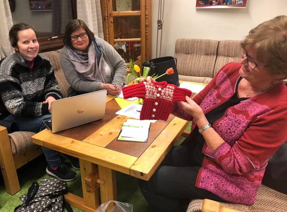 Barnearrangementskomiteen i et lite formøte. Rakel Moen , May Synnøve Næs Engen og Jorunn Sundby