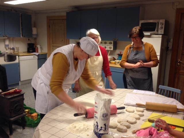 Aud Karine Gjelsås instruktør, Åse Hanne Døvle Kristensen og Kirsti Lund ser og lærer Foto: Trine Evensen
