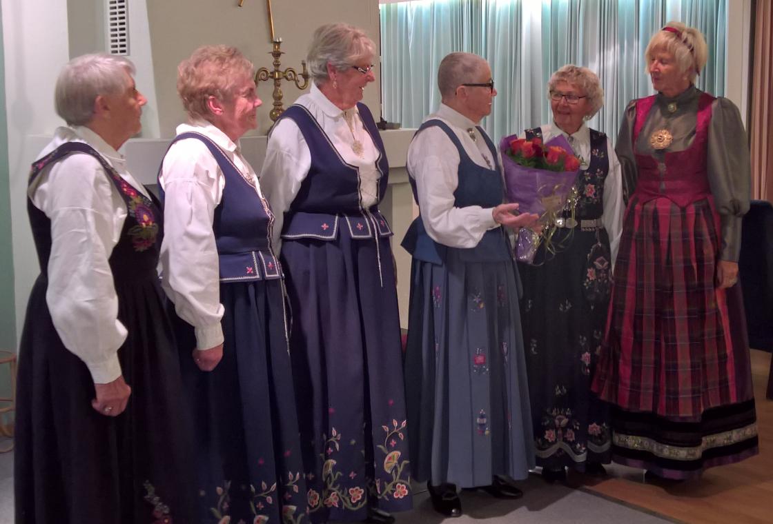 Leder Laila får blomster