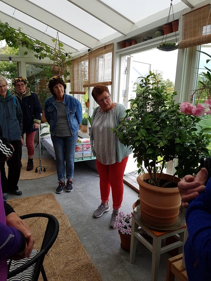 Heidi forteller om plantene i det nybygde orangeriet på