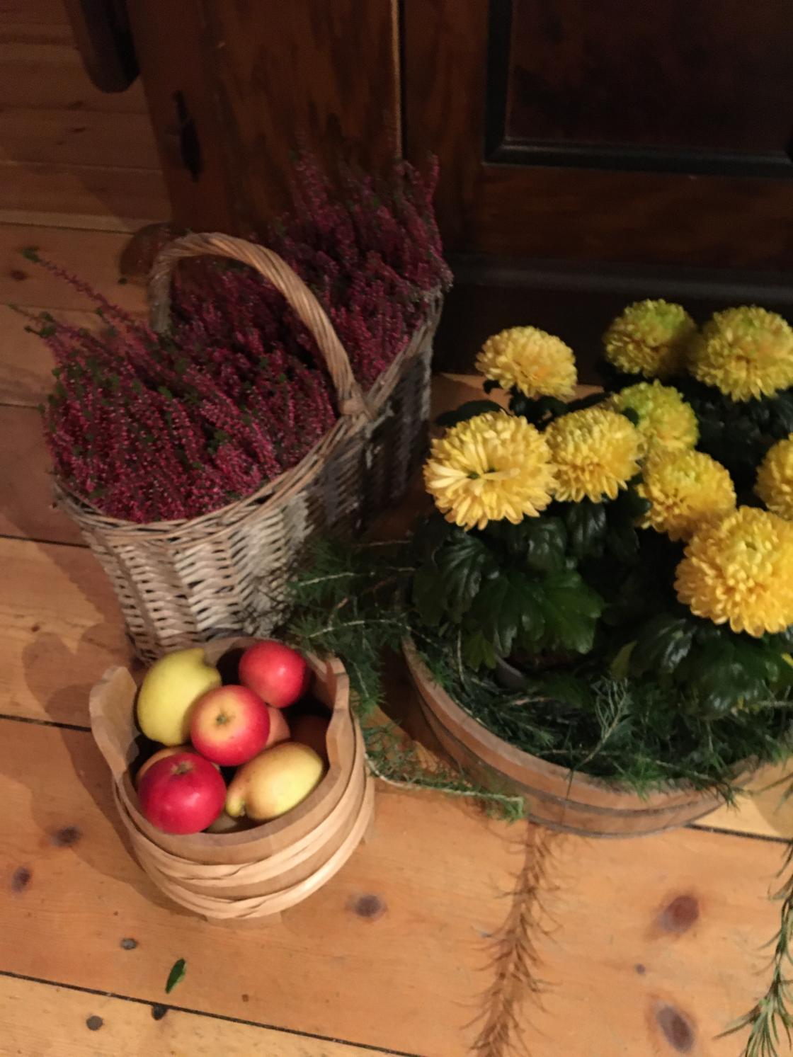 Pyntingen framme i kyrkja.