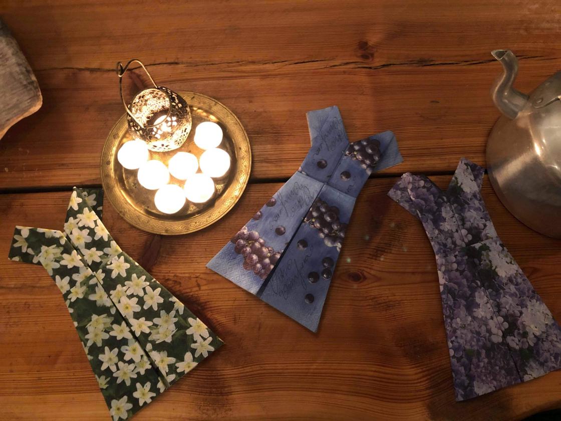 Sommerkjoler i gult og grønt og blått