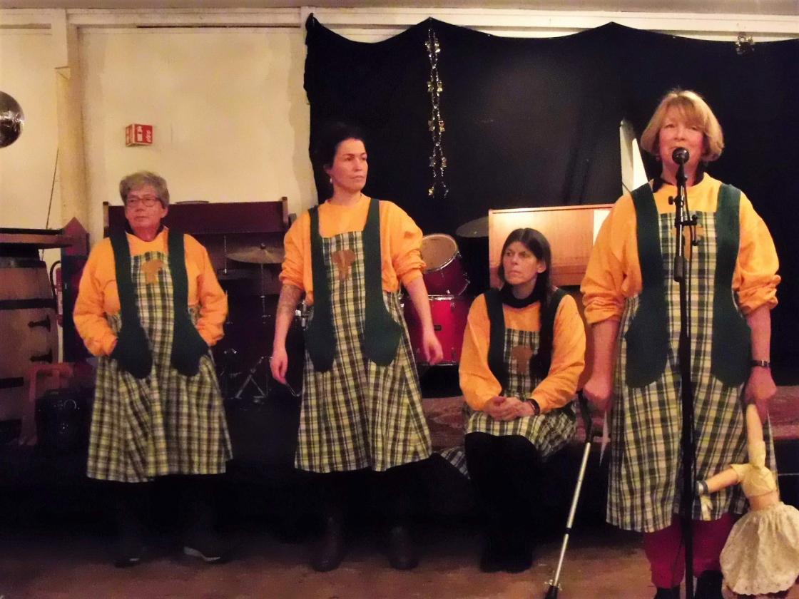 En noe utradisjonell framføring av årsplanen ved deler av styret i Hillestad bygdekvinnelagg