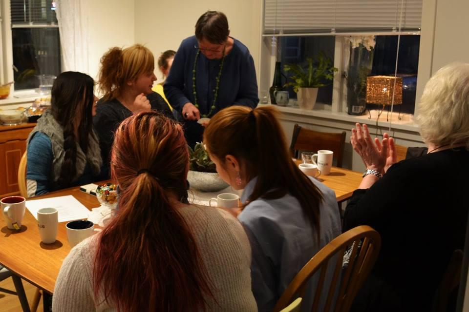 Innvandrerkvinner og lokalbefolkning i livlig prat