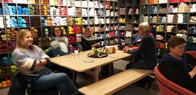 Masse flotte farger og alle typer garn i butikken