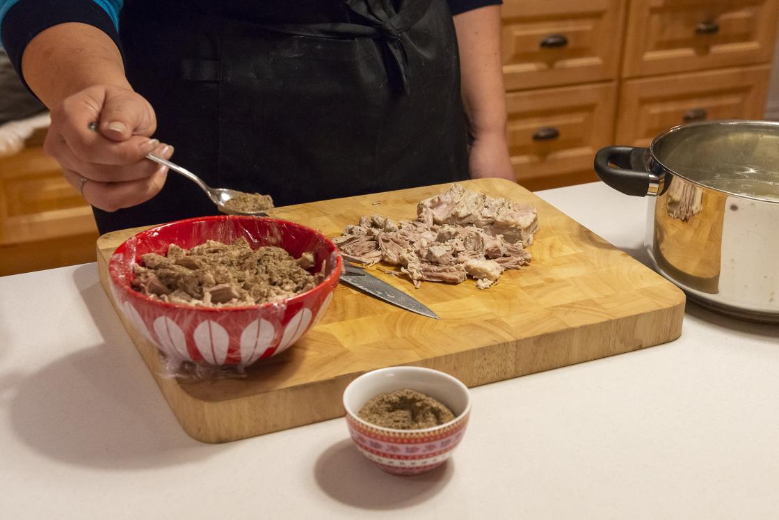 Yngvild Wennevold viser hvor enkelt det er å lage ribbesylte. Foto: Anders Henriksen.