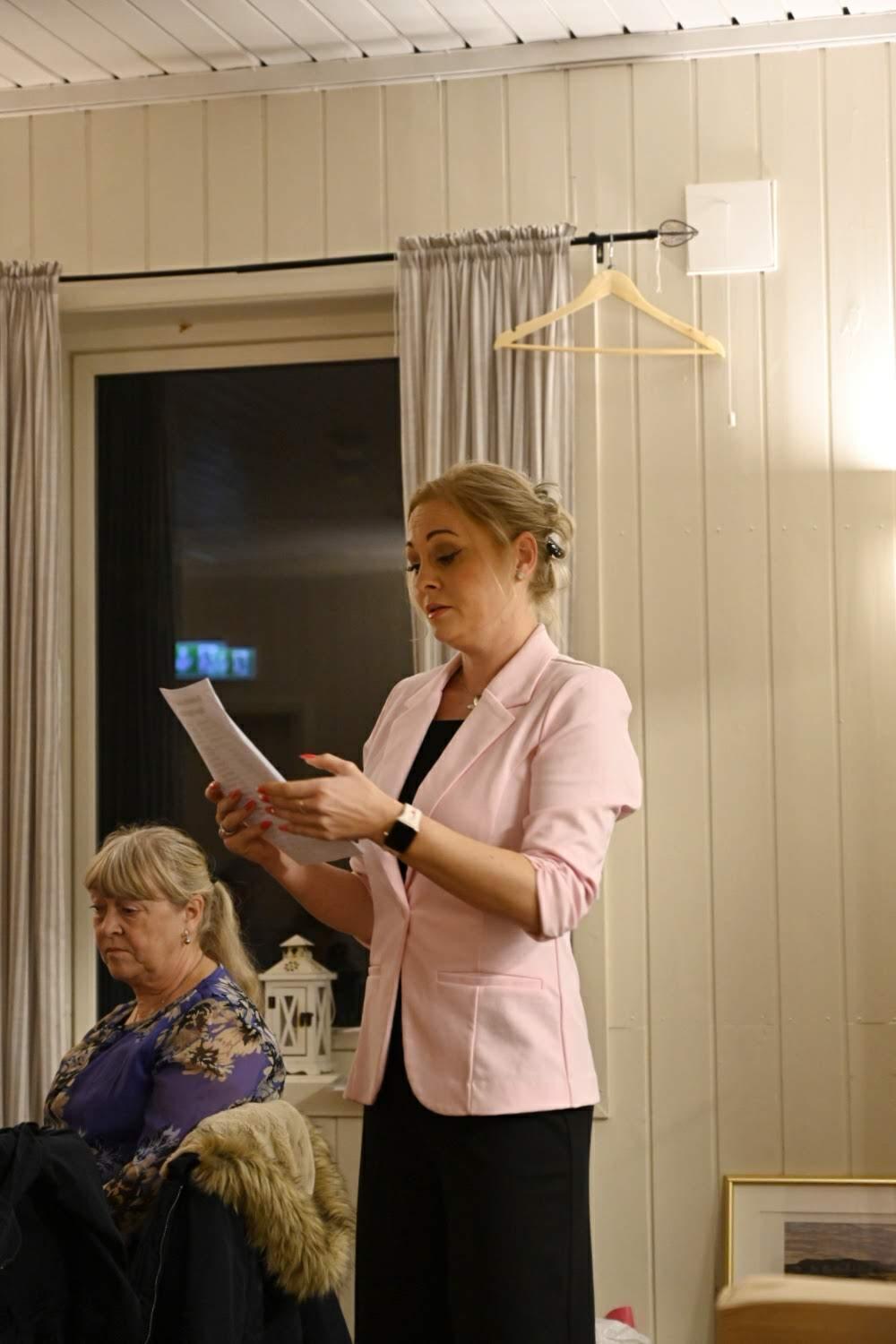 Kathrine leser opp lotteri gevinstene