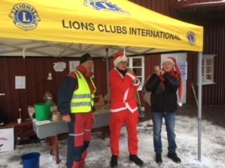 Julenissene kom med poser til barna