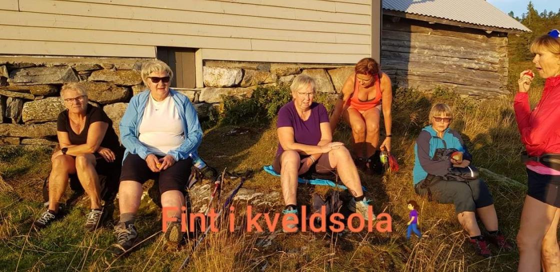 Ein fin stad i sola til mat og drikke.