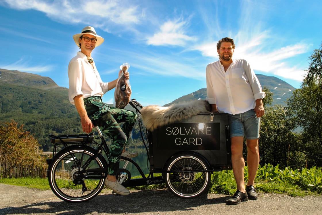 Torstein og Eivind kombinerar kjekjøt, turisme og kultur på Sølvane Gard i Kandal. Foto: Jens F. Anderssen.