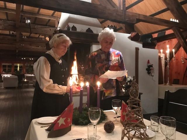 Mary Kristensen og Solveig Fjæreide tenner adventslysene